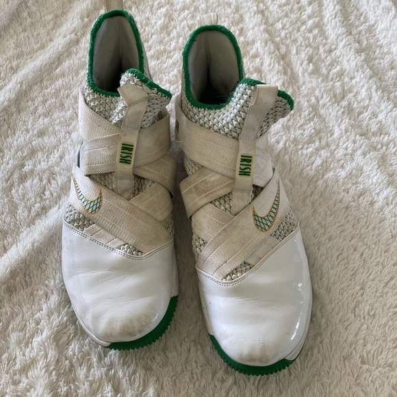 Nike LeBron Soldier XII Men's Basketball Shoe Color White Gold & Green
SIZE 13